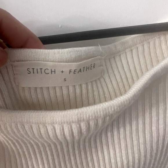 Cute! Off shoulder off white sweater from stitch and feather - Picture 4 of 5